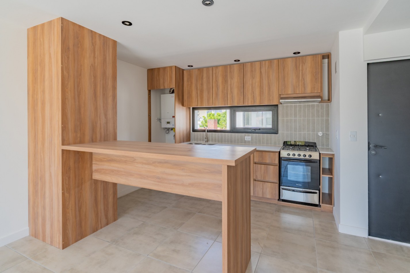 DEPARTAMENTO DE 3 AMBIENTES EN DUPLEX CON AMPLIA TERRAZA Y PARRILLA. SAN JOSE. A ESTRENAR.