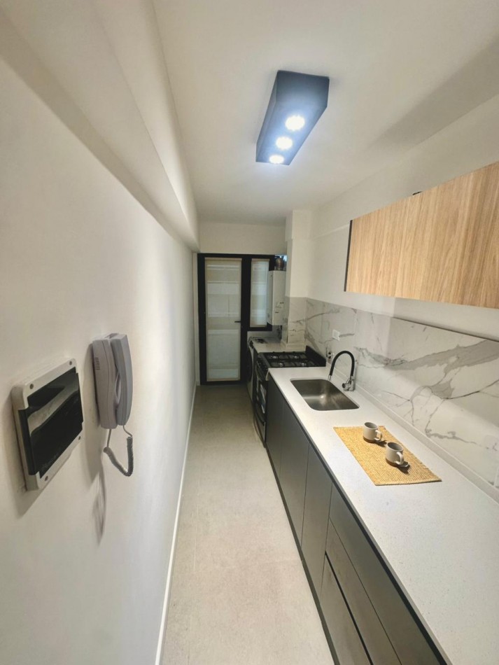 DEPARTAMENTO DE 3 AMBIENTES CON VISTA PLENA AL MAR, BALCON SALIENTE Y COCHERA FIJA. 