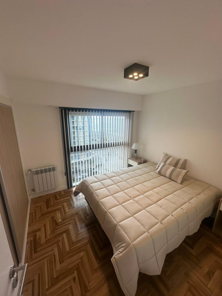 DEPARTAMENTO DE 3 AMBIENTES CON VISTA PLENA AL MAR, BALCON SALIENTE Y COCHERA FIJA. 