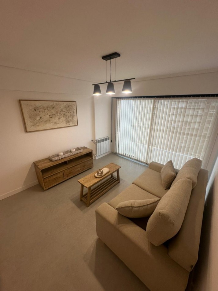 DEPARTAMENTO DE 3 AMBIENTES CON VISTA PLENA AL MAR, BALCON SALIENTE Y COCHERA FIJA. 