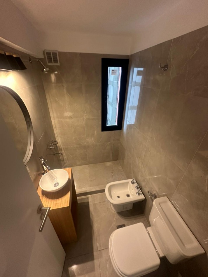 DEPARTAMENTO DE 3 AMBIENTES CON VISTA PLENA AL MAR, BALCON SALIENTE Y COCHERA FIJA. 