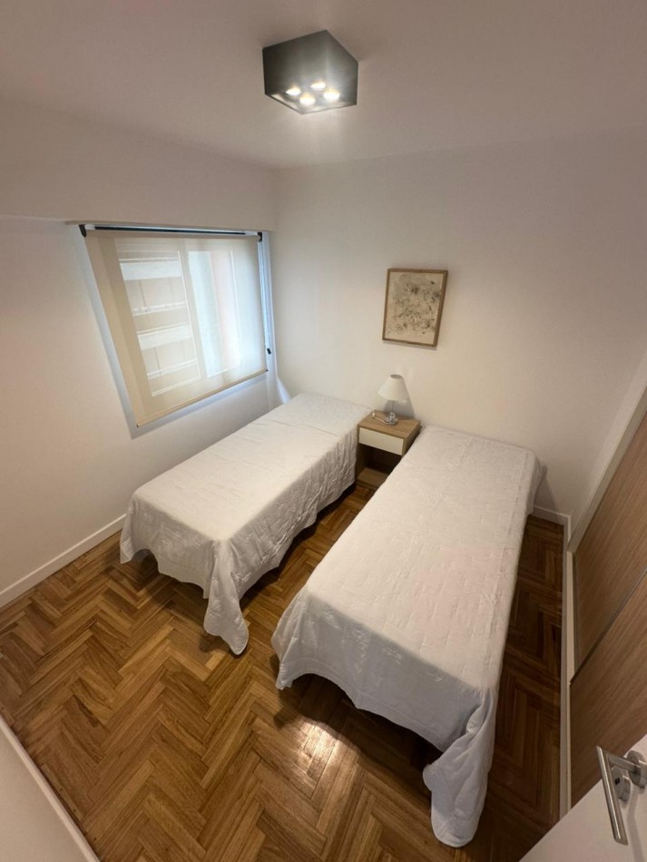 DEPARTAMENTO DE 3 AMBIENTES CON VISTA PLENA AL MAR, BALCON SALIENTE Y COCHERA FIJA. 