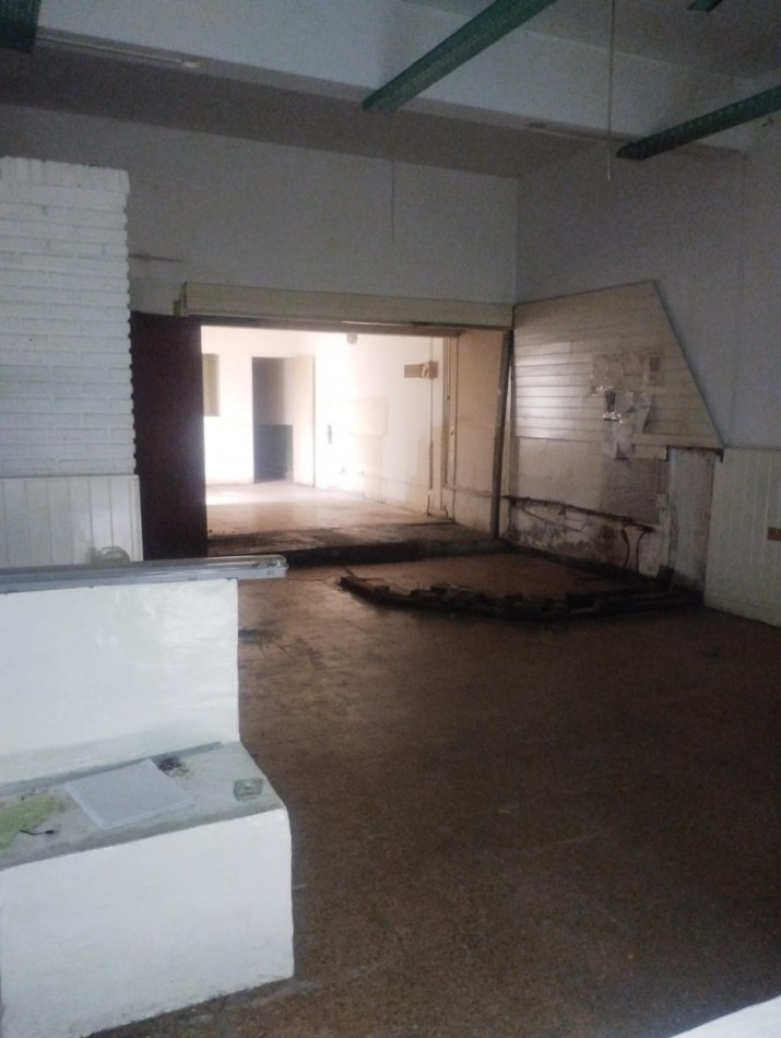 AMPLIO LOCAL A LA VENTA A MEDIA CUADRA DE INDEPENDENCIA. IDEAL GASTRONOMIA. A RECICLAR. NO SE ALQUILA