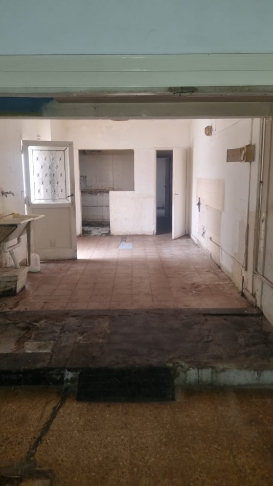 AMPLIO LOCAL A LA VENTA A MEDIA CUADRA DE INDEPENDENCIA. IDEAL GASTRONOMIA. A RECICLAR. NO SE ALQUILA