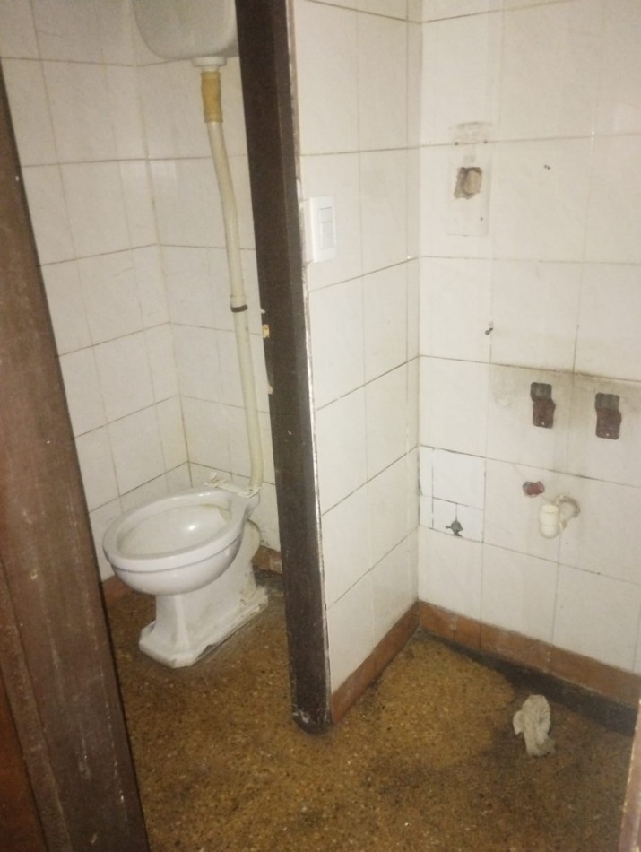 AMPLIO LOCAL A LA VENTA A MEDIA CUADRA DE INDEPENDENCIA. IDEAL GASTRONOMIA. A RECICLAR. NO SE ALQUILA