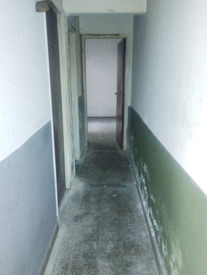 AMPLIO LOCAL A LA VENTA A MEDIA CUADRA DE INDEPENDENCIA. IDEAL GASTRONOMIA. A RECICLAR. NO SE ALQUILA