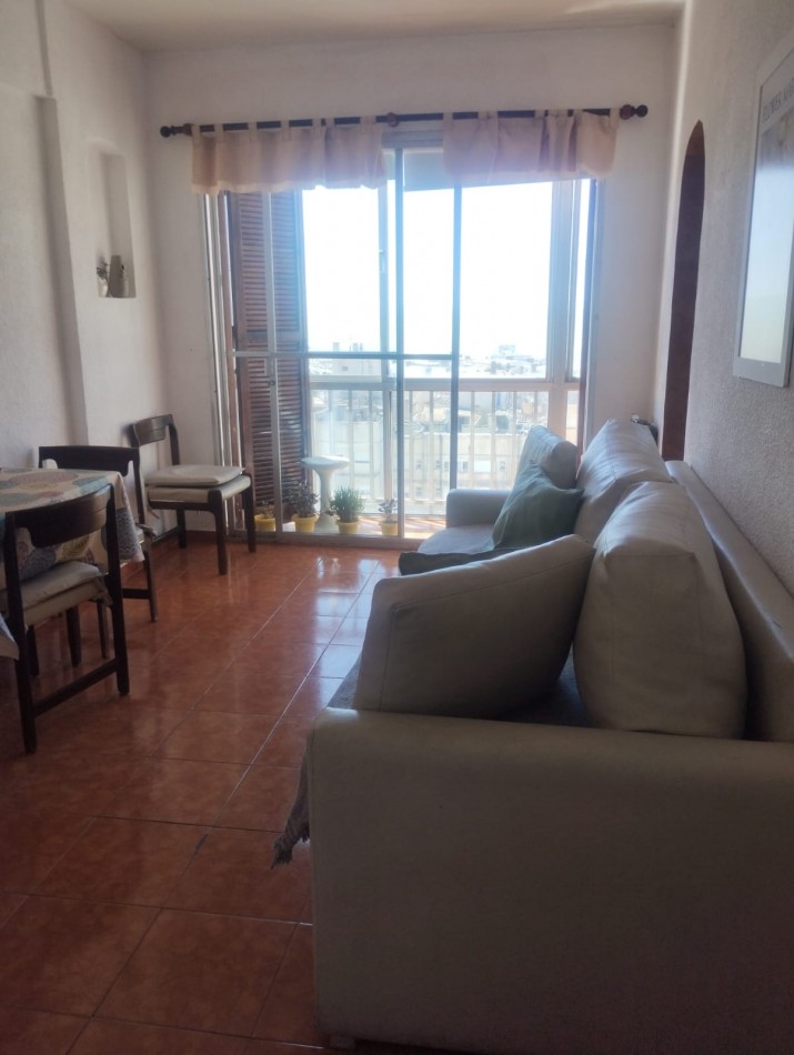 DEPARTAMENTO DE 2 AMBIENTES CON VISTA ABIERTA AL MAR. COCHERA CUBIERTA. PLAZA COLON.