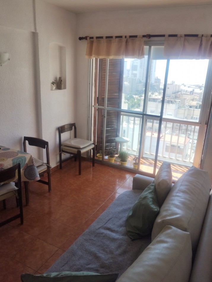 DEPARTAMENTO DE 2 AMBIENTES CON VISTA ABIERTA AL MAR. COCHERA CUBIERTA. PLAZA COLON.