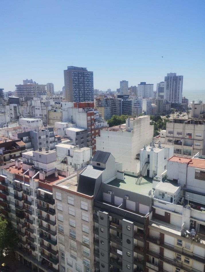 DEPARTAMENTO DE 2 AMBIENTES CON VISTA ABIERTA AL MAR. COCHERA CUBIERTA. PLAZA COLON.