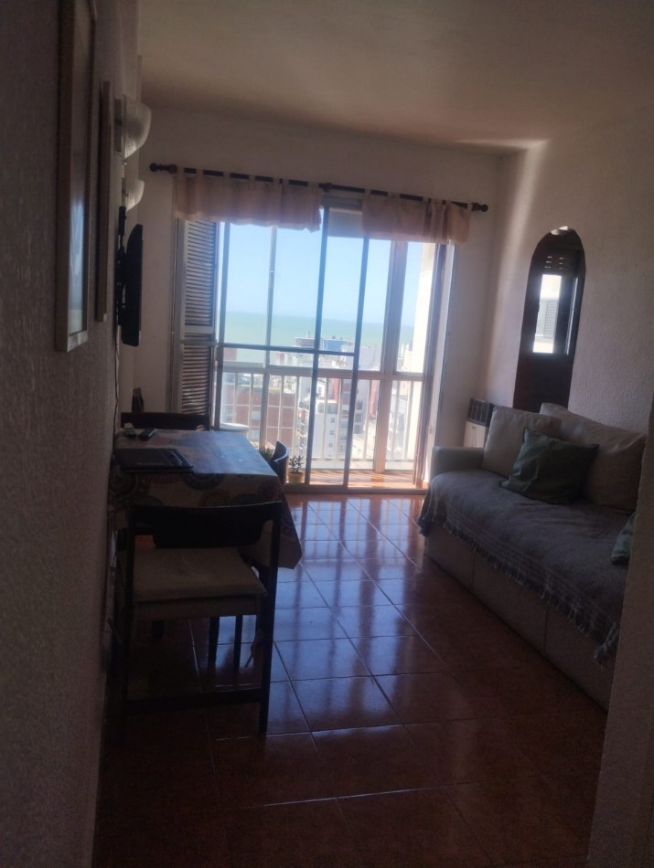 DEPARTAMENTO DE 2 AMBIENTES CON VISTA ABIERTA AL MAR. COCHERA CUBIERTA. PLAZA COLON.