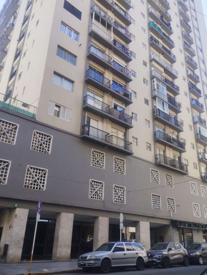 DEPARTAMENTO DE 2 AMBIENTES CON VISTA ABIERTA AL MAR. COCHERA CUBIERTA. PLAZA COLON.
