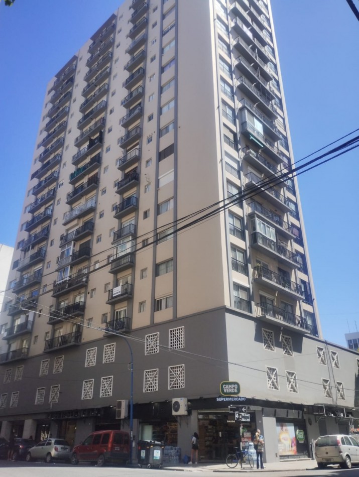 DEPARTAMENTO DE 2 AMBIENTES CON VISTA ABIERTA AL MAR. COCHERA CUBIERTA. PLAZA COLON.