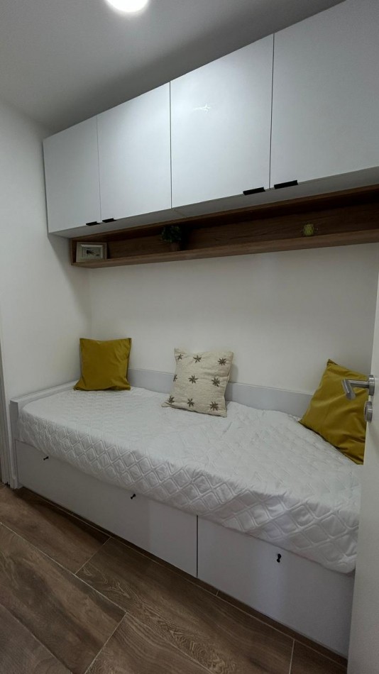 DEPARTAMENTO DE 2 AMBIENTES CON DEPENDENCIA Y VISTA PLENA AL MAR. COCHERA DOBLE