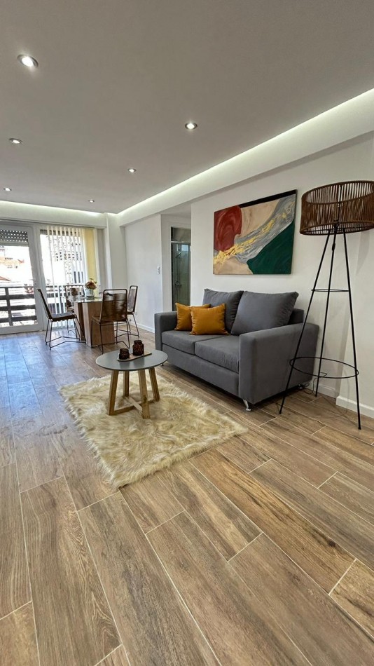 DEPARTAMENTO DE 2 AMBIENTES CON DEPENDENCIA Y VISTA PLENA AL MAR. COCHERA DOBLE