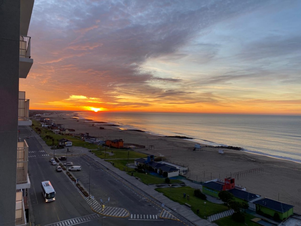 DEPARTAMENTO DE 4 AMBIENTES Y 3 BAÑOS. VISTA PLENA AL MAR. MIRAMAR. PERMUTA POR PROPIEDAD EN MAR DEL PLATA