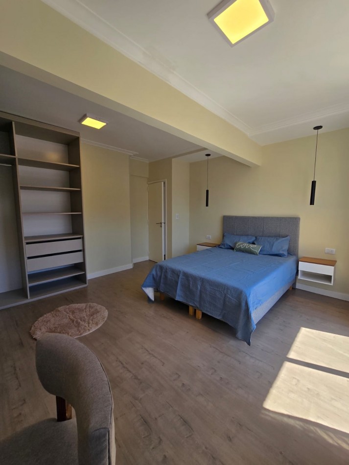 DEPARTAMENTO DE 2 AMBIENTES AMPLIOS. RECICLADO. AMOBLADO. CENTRICO