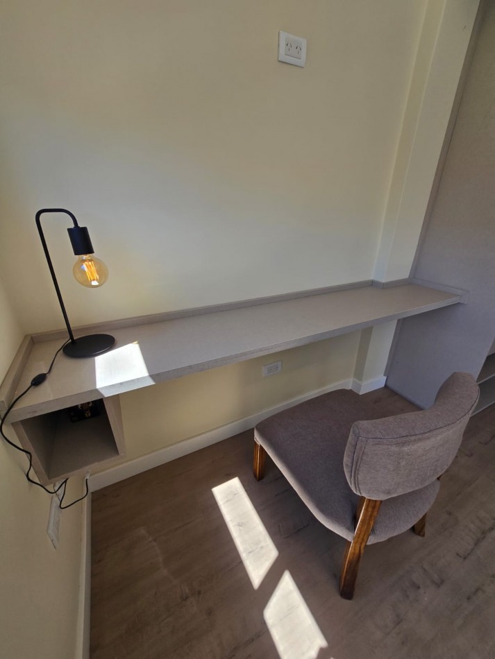 DEPARTAMENTO DE 2 AMBIENTES AMPLIOS. RECICLADO. AMOBLADO. CENTRICO