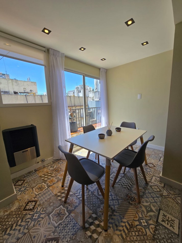 DEPARTAMENTO DE 2 AMBIENTES AMPLIOS. RECICLADO. AMOBLADO. CENTRICO