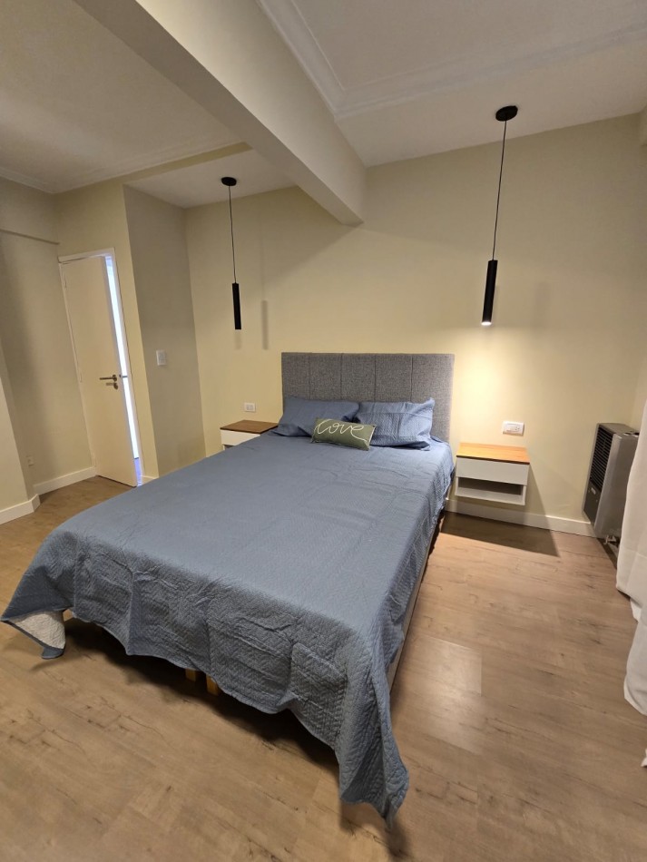 DEPARTAMENTO DE 2 AMBIENTES AMPLIOS. RECICLADO. AMOBLADO. CENTRICO