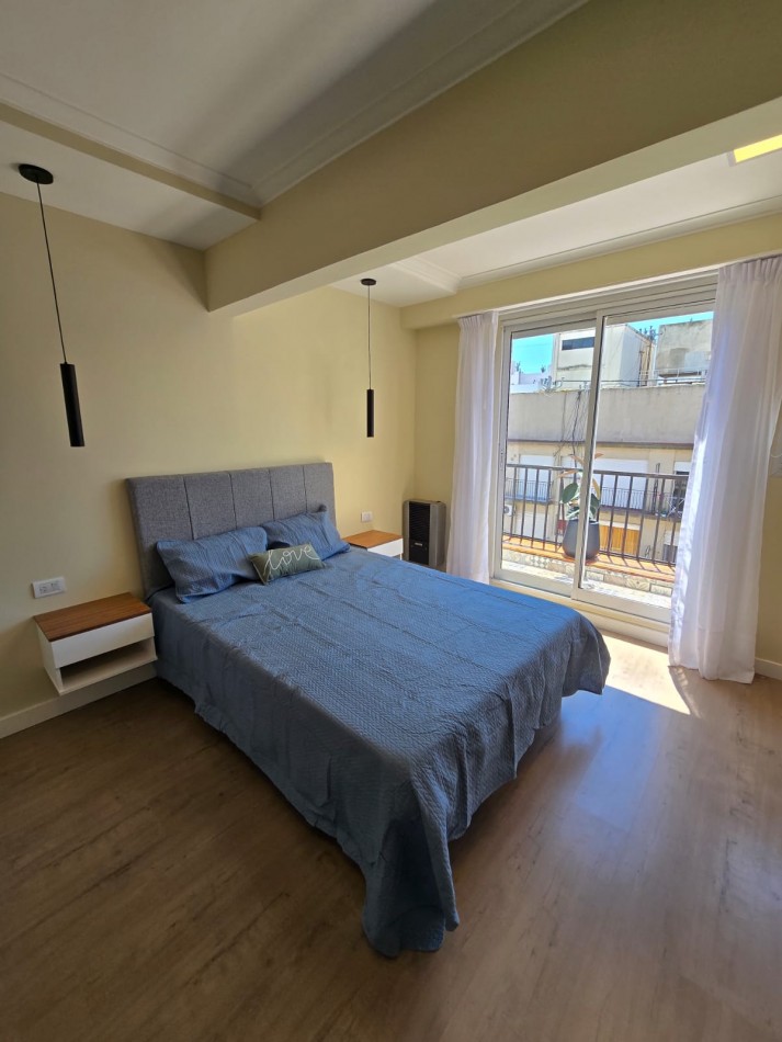 DEPARTAMENTO DE 2 AMBIENTES AMPLIOS. RECICLADO. AMOBLADO. CENTRICO