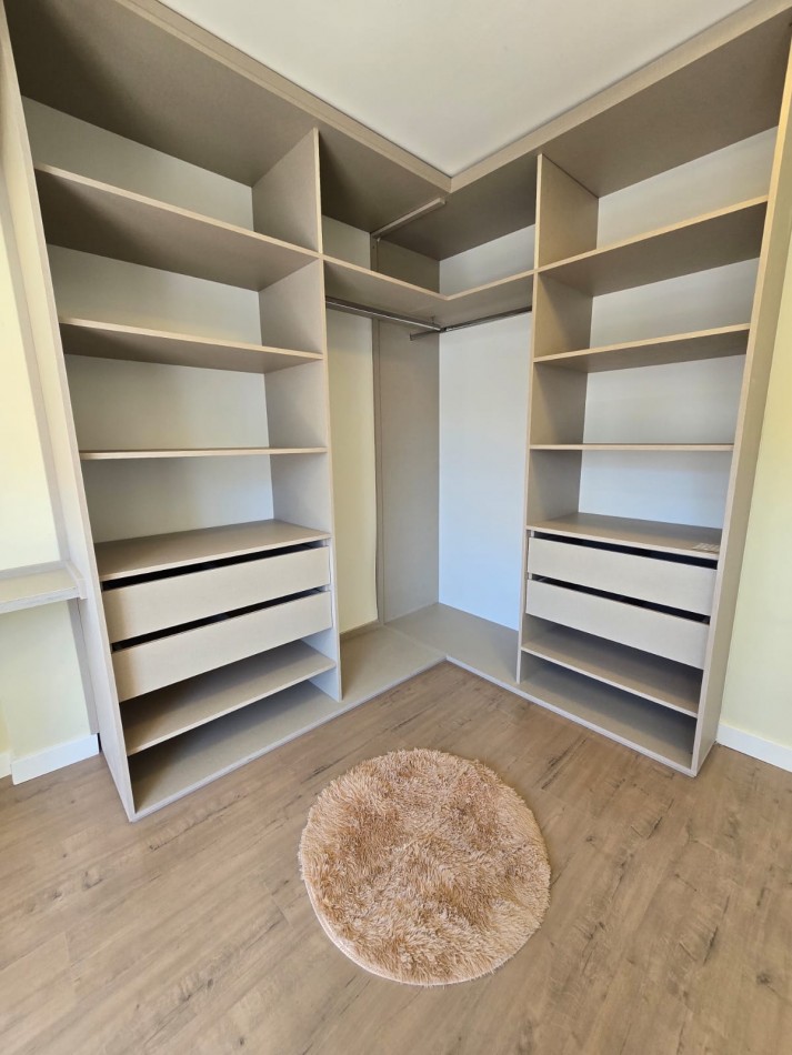 DEPARTAMENTO DE 2 AMBIENTES AMPLIOS. RECICLADO. AMOBLADO. CENTRICO