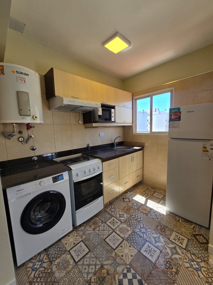 DEPARTAMENTO DE 2 AMBIENTES AMPLIOS. RECICLADO. AMOBLADO. CENTRICO