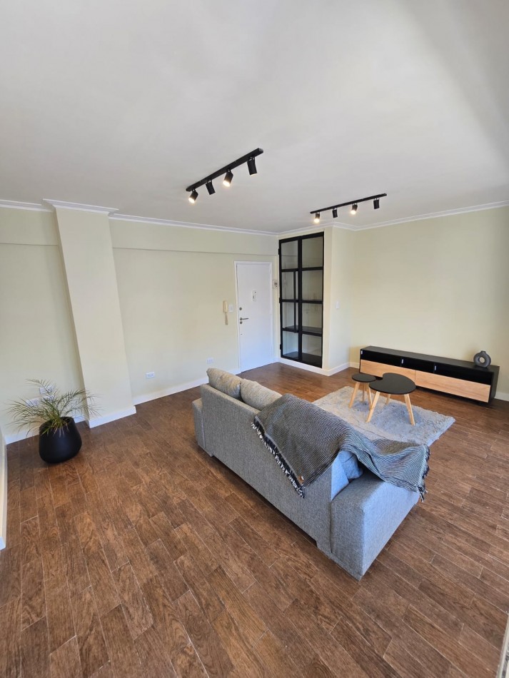 DEPARTAMENTO DE 2 AMBIENTES AMPLIOS. RECICLADO. AMOBLADO. CENTRICO