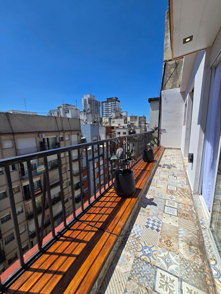 DEPARTAMENTO DE 2 AMBIENTES AMPLIOS. RECICLADO. AMOBLADO. CENTRICO