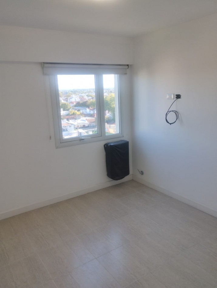 DEPARTAMENTO DE 2 AMBIENTES A LA CALLE CON BALCON SALIENTE. IMPECABLE ESTADO. MUY LUMINOSO. APTO CREDITO.