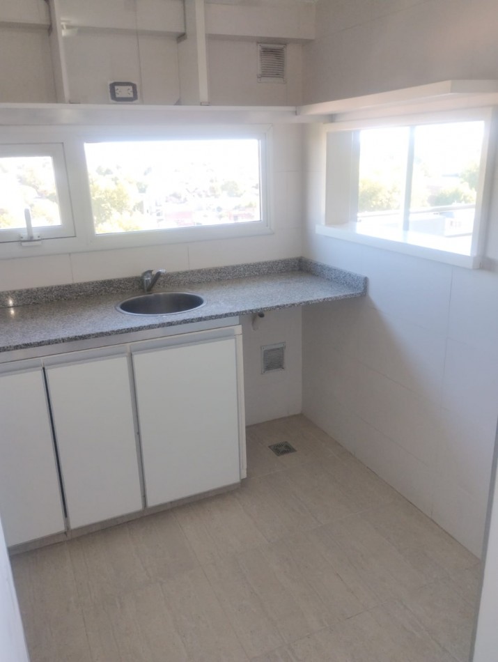 DEPARTAMENTO DE 2 AMBIENTES A LA CALLE CON BALCON SALIENTE. IMPECABLE ESTADO. MUY LUMINOSO. APTO CREDITO.