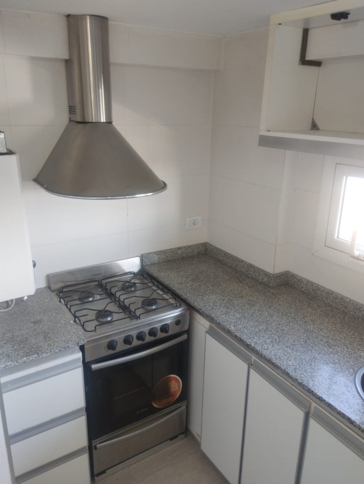 DEPARTAMENTO DE 2 AMBIENTES A LA CALLE CON BALCON SALIENTE. IMPECABLE ESTADO. MUY LUMINOSO. APTO CREDITO.