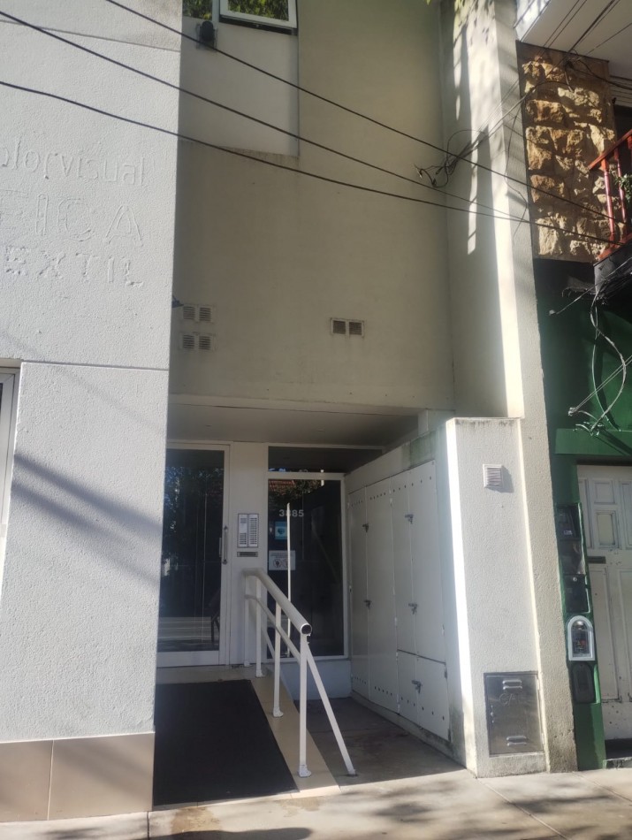 DEPARTAMENTO DE 2 AMBIENTES A LA CALLE CON BALCON SALIENTE. IMPECABLE ESTADO. MUY LUMINOSO. APTO CREDITO.