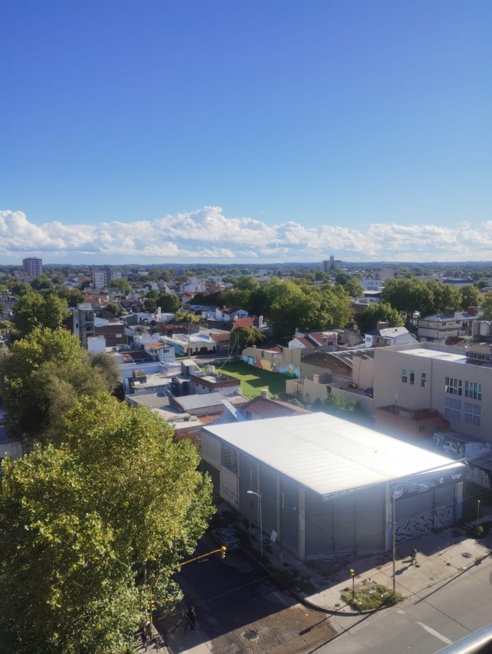 DEPARTAMENTO DE 2 AMBIENTES A LA CALLE CON BALCON SALIENTE. IMPECABLE ESTADO. MUY LUMINOSO. APTO CREDITO.