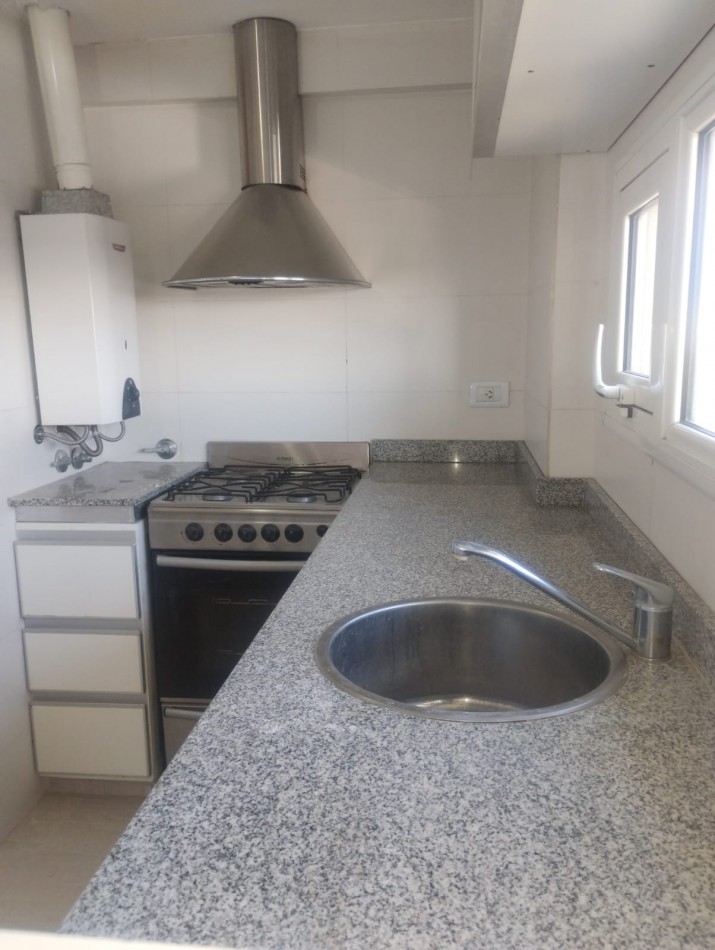 DEPARTAMENTO DE 2 AMBIENTES A LA CALLE CON BALCON SALIENTE. IMPECABLE ESTADO. MUY LUMINOSO. APTO CREDITO.