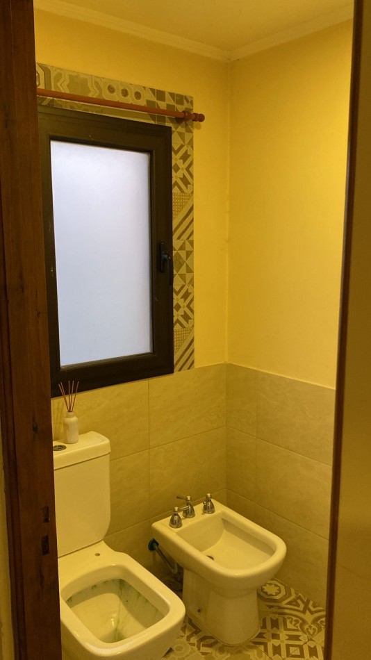 IMPECABLE  PROPIEDAD DE 4 AMBIENTES CON PISCINA. ARENAS DEL SUR.