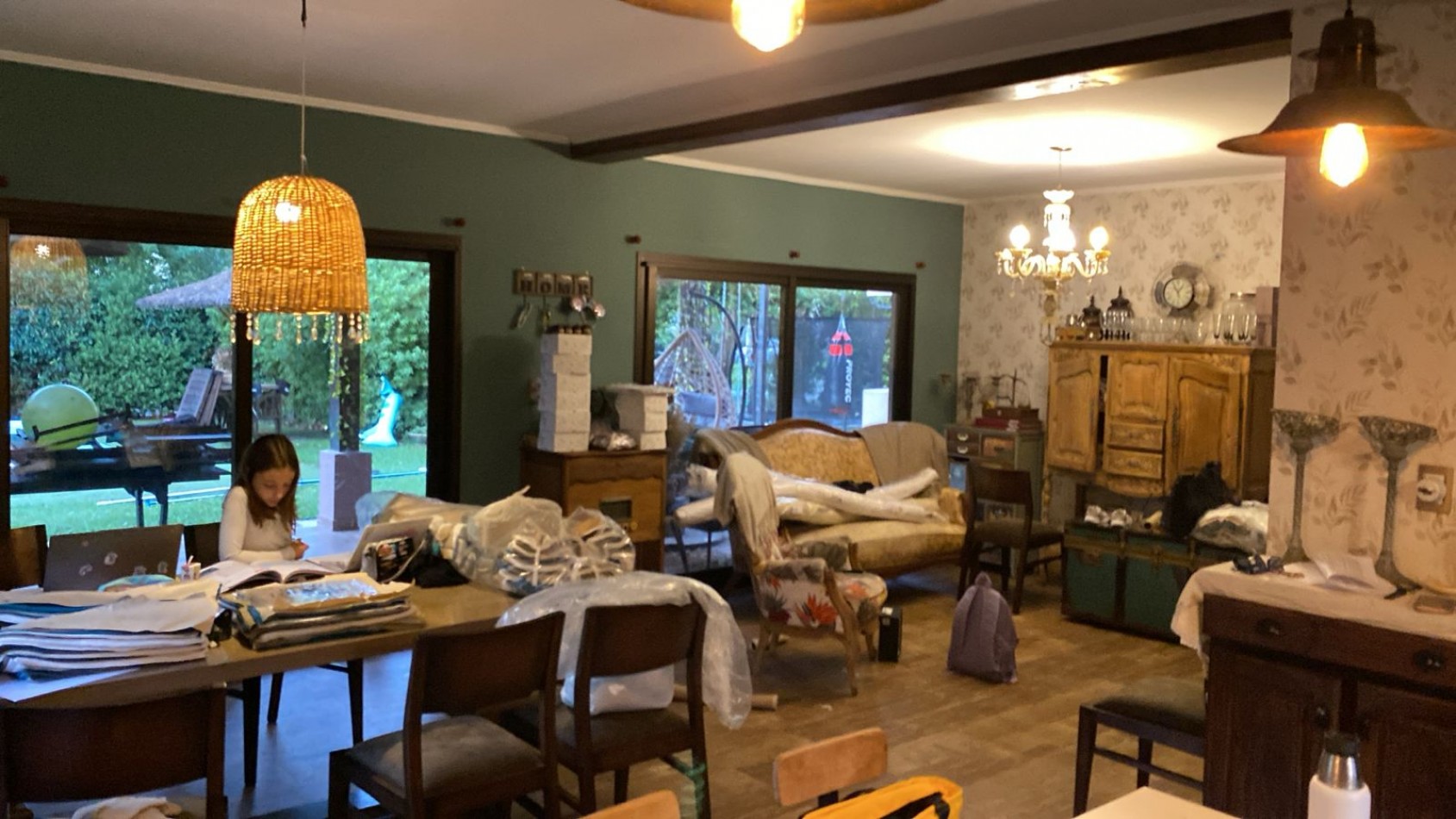 IMPECABLE  PROPIEDAD DE 4 AMBIENTES CON PISCINA. ARENAS DEL SUR.