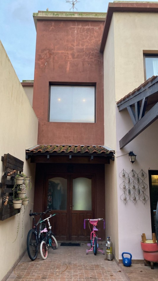 IMPECABLE  PROPIEDAD DE 4 AMBIENTES CON PISCINA. ARENAS DEL SUR.