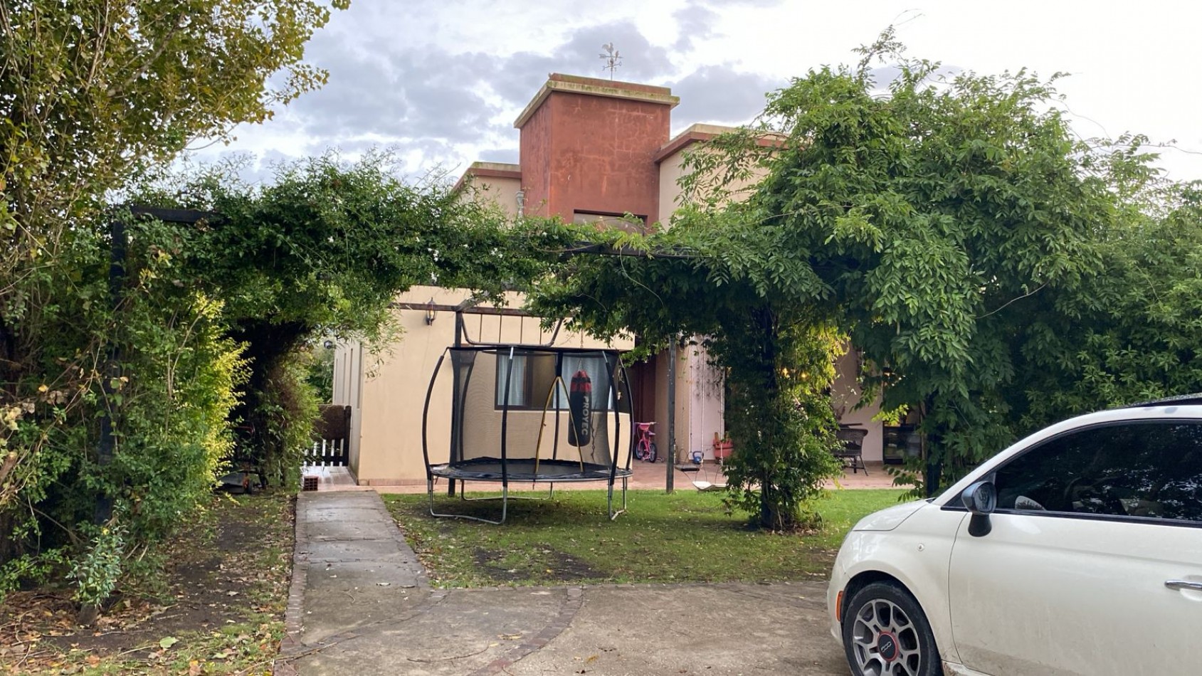 IMPECABLE  PROPIEDAD DE 4 AMBIENTES CON PISCINA. ARENAS DEL SUR.