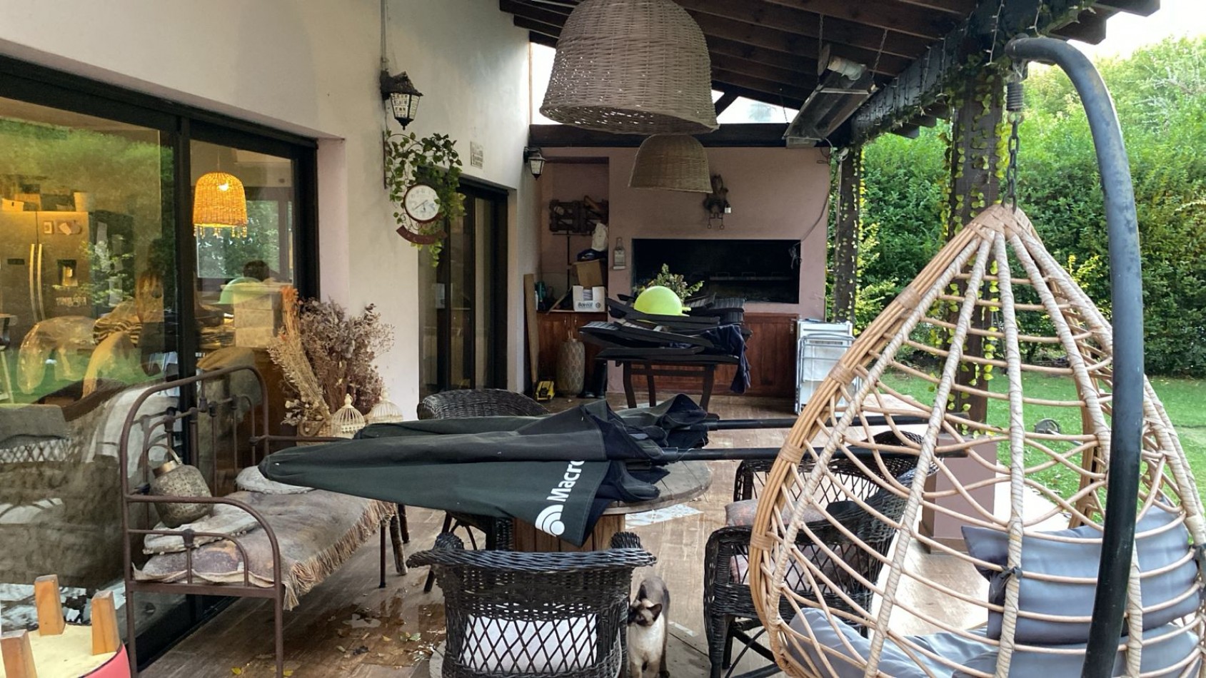 IMPECABLE  PROPIEDAD DE 4 AMBIENTES CON PISCINA. ARENAS DEL SUR.