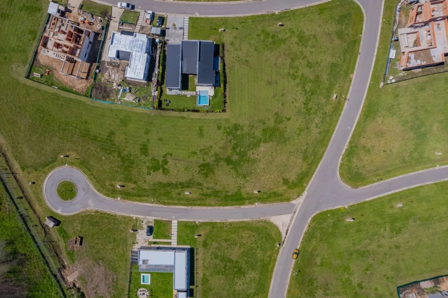 IMPERDIBLE. LOTE EN BARRIO ARENAS CHICO. 700 METROS CUADRADOS