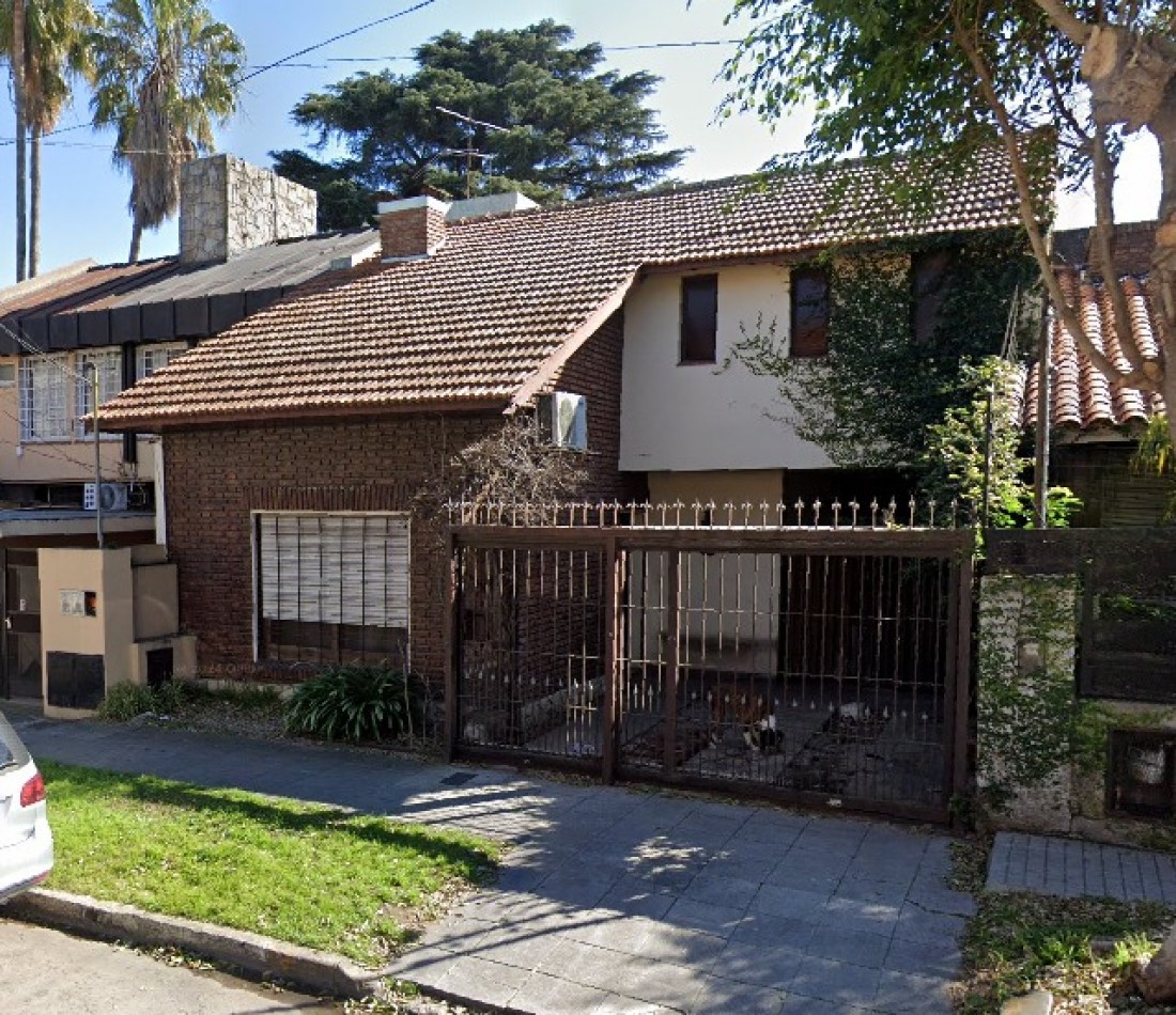 CHALET DE 4 AMBIENTES CON GARAJE Y PATIO CON PISCINA. QUILMES PROVINCIA DE BUENOS AIRES. 