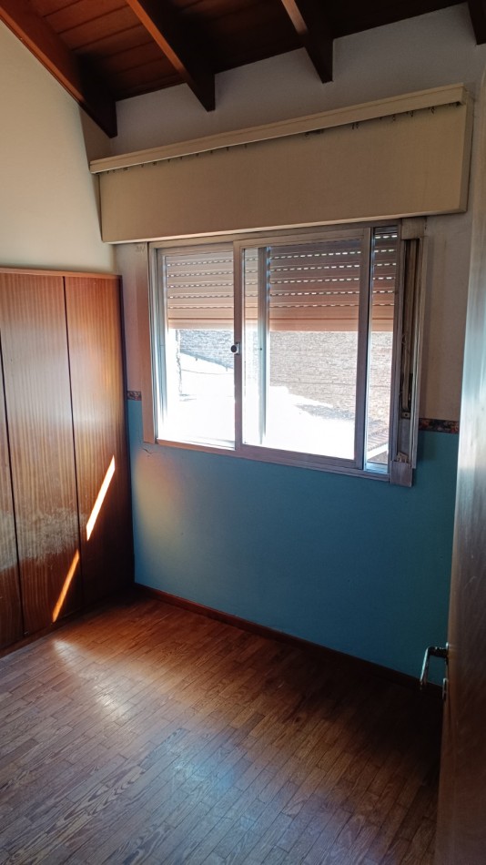 CHALET DE 4 AMBIENTES CON GARAJE Y PATIO CON PISCINA. QUILMES PROVINCIA DE BUENOS AIRES. 