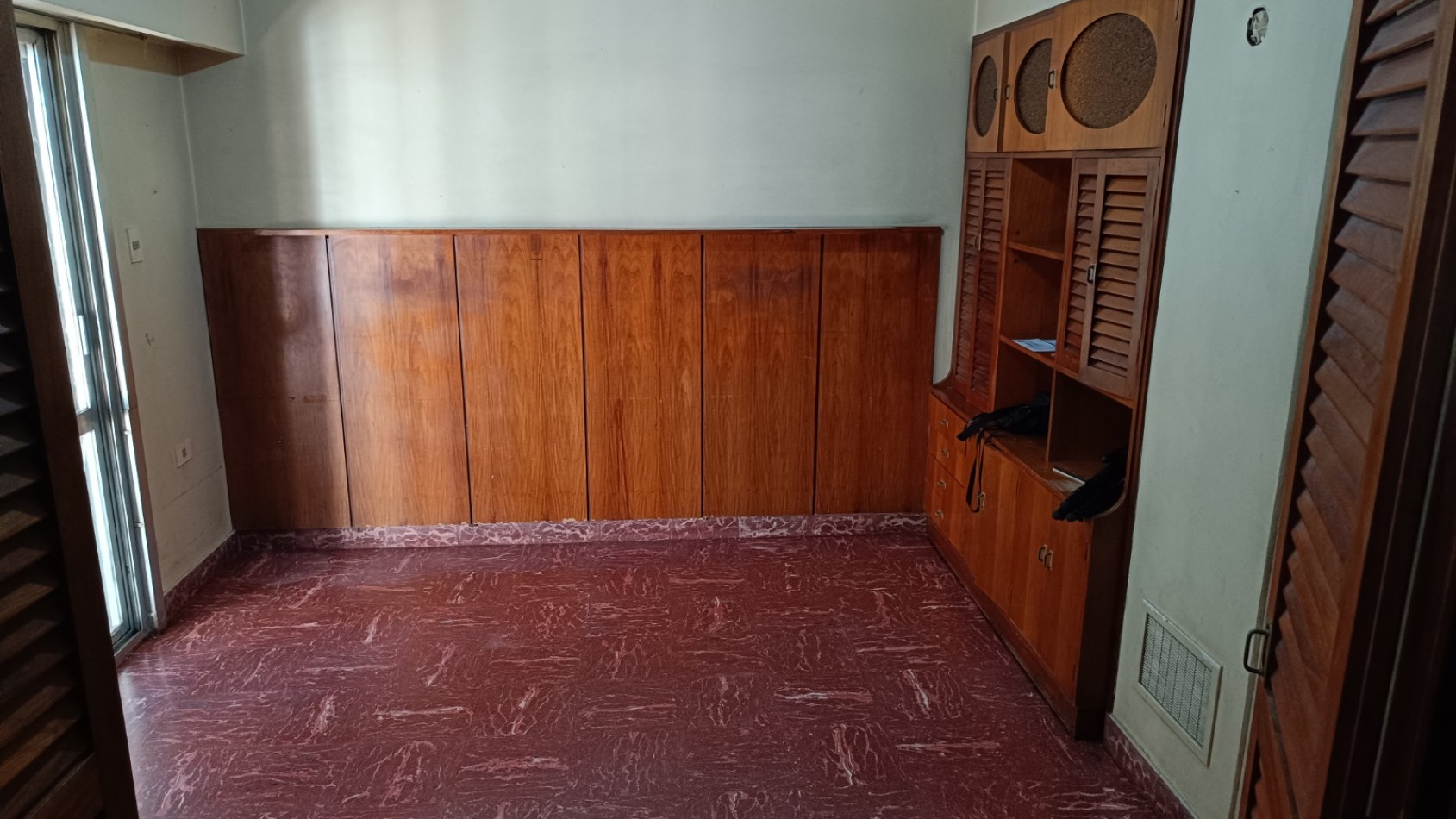 CHALET DE 4 AMBIENTES CON GARAJE Y PATIO CON PISCINA. QUILMES PROVINCIA DE BUENOS AIRES. 