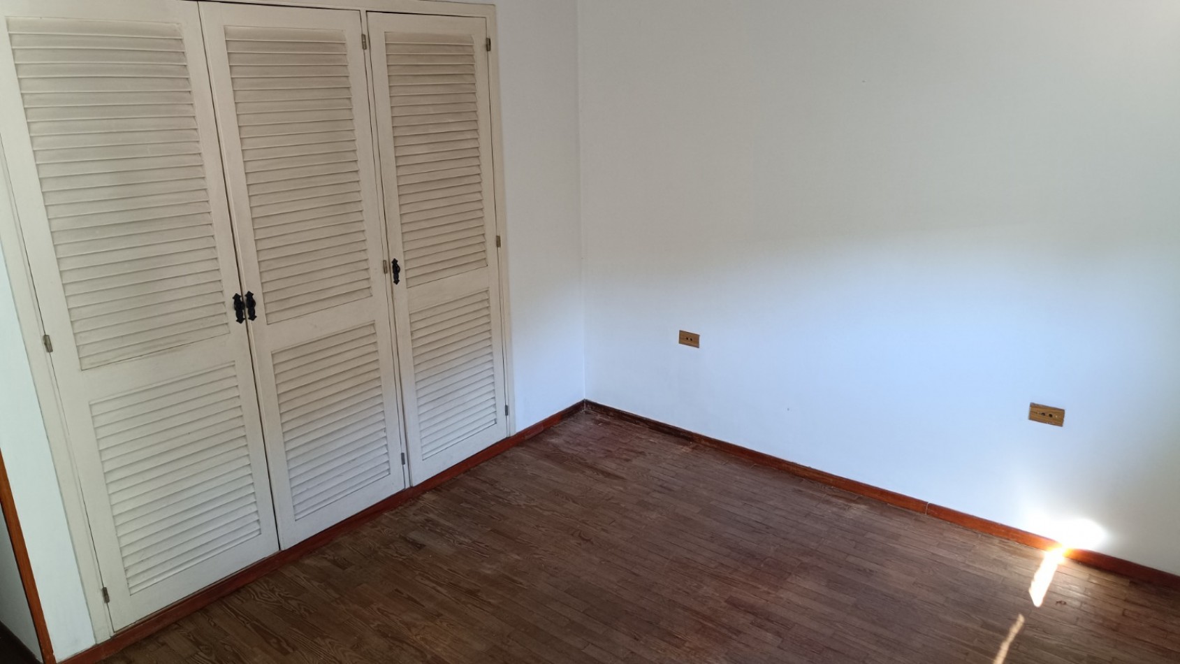 CHALET DE 4 AMBIENTES CON GARAJE Y PATIO CON PISCINA. QUILMES PROVINCIA DE BUENOS AIRES. 