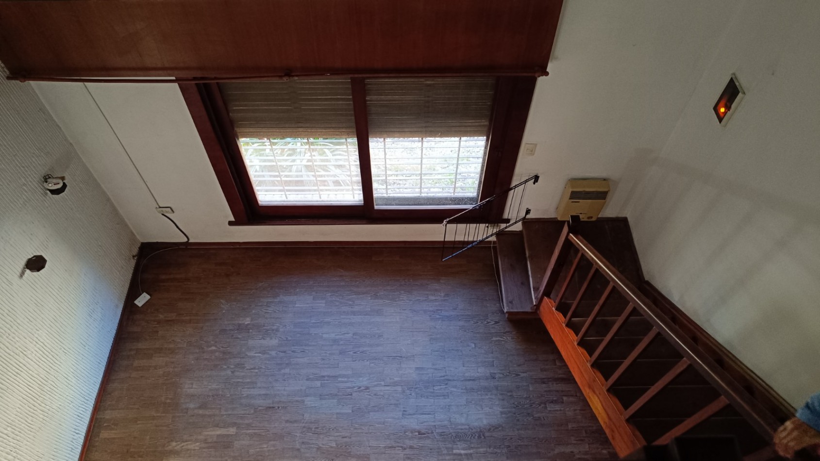 CHALET DE 4 AMBIENTES CON GARAJE Y PATIO CON PISCINA. QUILMES PROVINCIA DE BUENOS AIRES. 