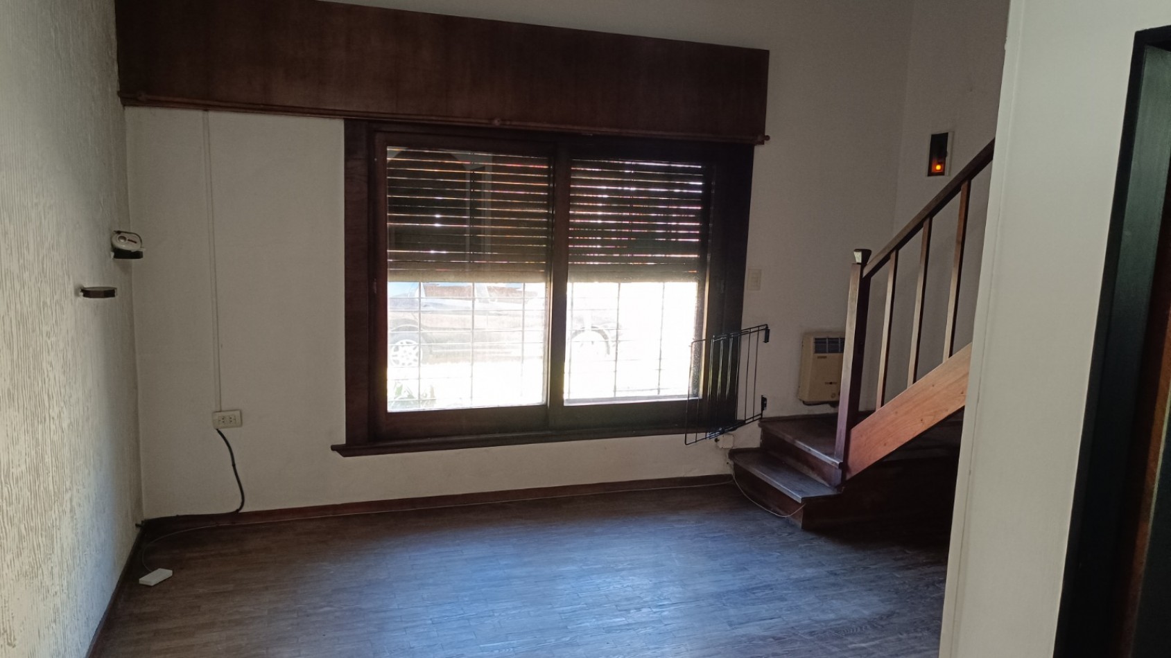 CHALET DE 4 AMBIENTES CON GARAJE Y PATIO CON PISCINA. QUILMES PROVINCIA DE BUENOS AIRES. 