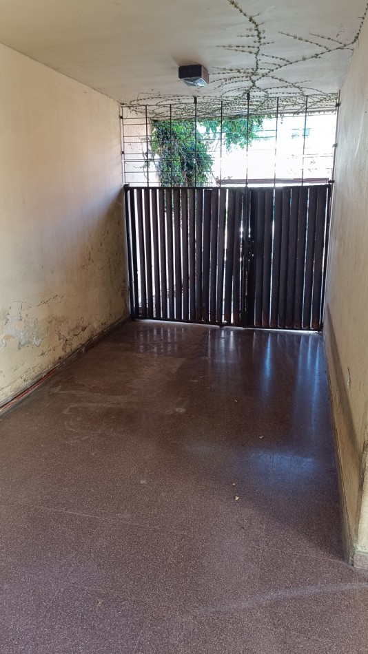 CHALET DE 4 AMBIENTES CON GARAJE Y PATIO CON PISCINA. QUILMES PROVINCIA DE BUENOS AIRES. 