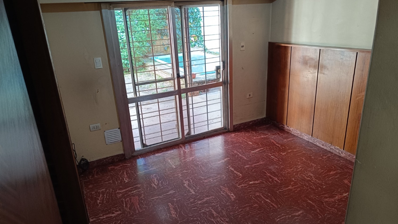 CHALET DE 4 AMBIENTES CON GARAJE Y PATIO CON PISCINA. QUILMES PROVINCIA DE BUENOS AIRES. 