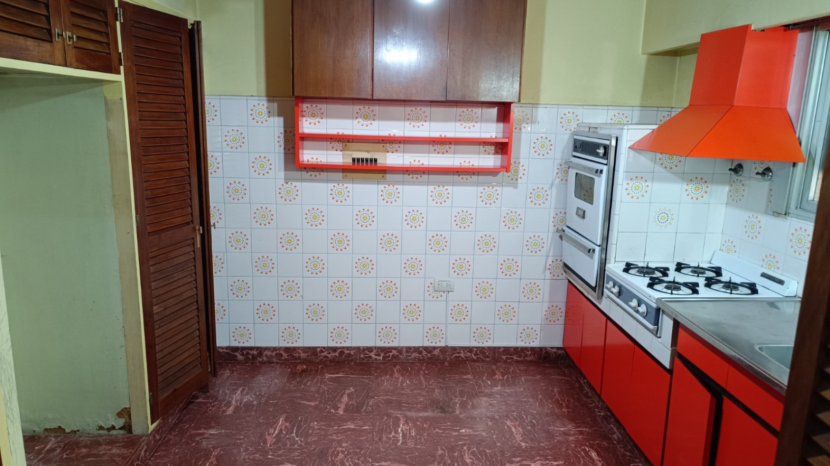 CHALET DE 4 AMBIENTES CON GARAJE Y PATIO CON PISCINA. QUILMES PROVINCIA DE BUENOS AIRES. 