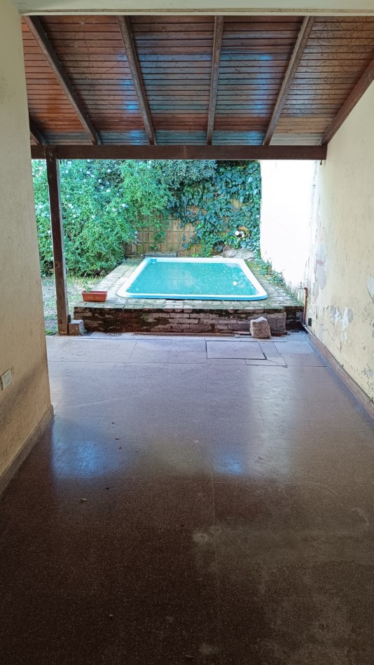 CHALET DE 4 AMBIENTES CON GARAJE Y PATIO CON PISCINA. QUILMES PROVINCIA DE BUENOS AIRES. 